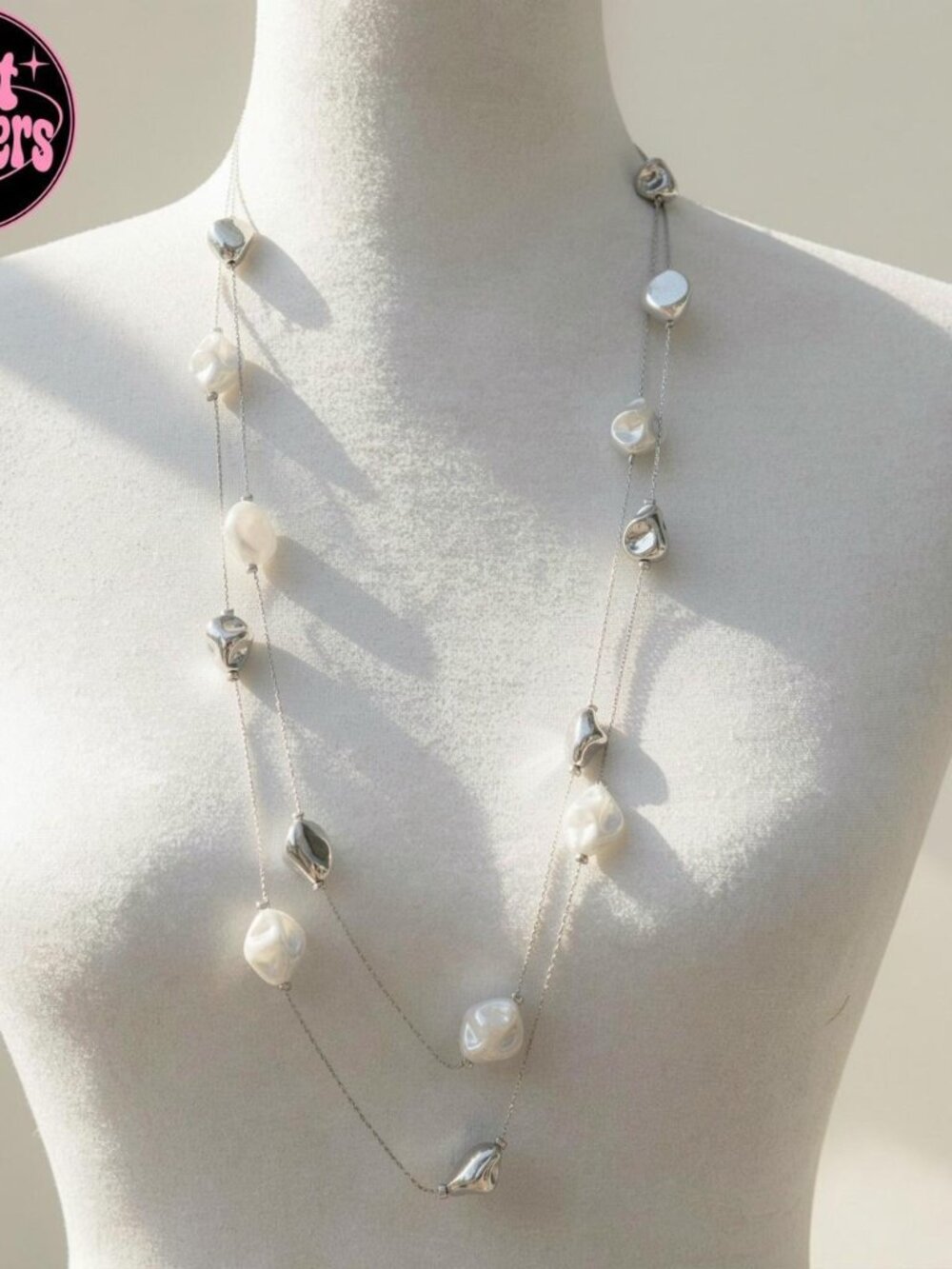 Y2K 2000s style Layered faux pearl necklace